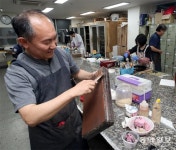 “인생 2막 깎고 다듬고…” 목공에 빠진 5060