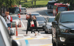 차량 사이 사이로 ‘아찔’…신호등 없는 횡단보도 교통사고