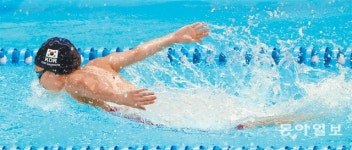 8년만에 울려퍼진 수영장 애국가