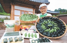 “찐 다음 식혀 먹어야 제 맛” ‘찰떡궁합’ 모싯잎 송편 맛보세요