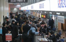 제주공항 대합실 천장서 쏟아진 ‘오수’…이용객 대피 소동