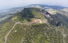 [드론으로 본 제주 비경]‘제주의 심장’ 한라산 정상의 백록담
