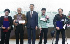 [단신]장애인부부에 ‘세대공감상’ 시상… 삼성카드, 자서전 쓰기 특강도