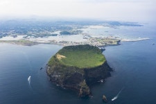 [드론으로 본 제주 비경]제주서 해가 가장 먼저 뜨는 ‘바다 위 궁전’ 성산일출봉
