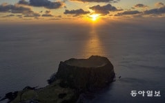 [드론으로 본 제주 비경]해돋이가 일품인 ‘바다 위의 궁전’