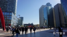 성공한 신도시 佛 라데팡스의 비결은 ‘보행자 중심 도시’