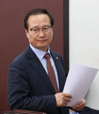 홍영표 “이재명 지사, 솔직히 곤혹…1단계로 검찰 판단 지켜봐야”