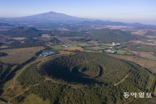 [드론으로 본 제주 비경]정상을 숟가락으로 걷어낸 듯한 ‘원형 오름’