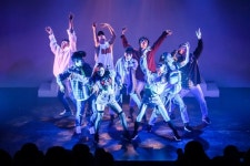 객석과 무대가 하나 되는 축제로…댄스컬 ‘렛츠 댄스 크레이지’