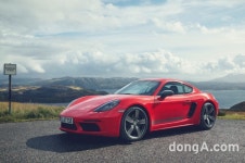 포르쉐 ‘718 T’ 공개… “기본에 충실한 스포츠카”