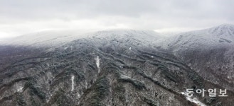 [드론으로 본 제주 비경]굽이굽이 산줄기가 겹겹이 쌓인 듯