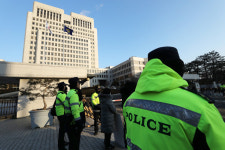 또 뚫린 대법원… 소송 패소 80대, 비상계단서 극단적 선택