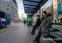 동국제약, 버스정류장·약국에 치질 예방용 방석 설치 추진