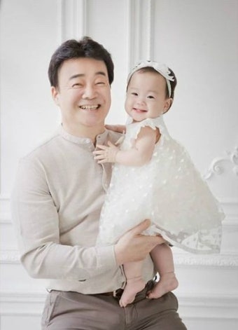 소유진·백종원, 가족사진 공개 ‘행복한 다섯 식구’