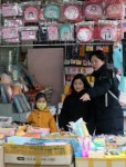 새 학기 학용품 골라볼까…문구·완구 도매시장 북적 [퇴근길 한 컷]