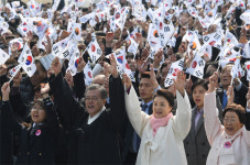 文대통령 “친일잔재 청산도 외교도 미래 지향적으로”