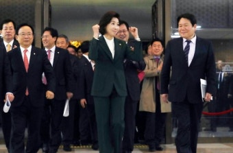 “文, 김정은 수석대변인” 나경원, 지지자 연호에…‘주먹 불끈’ 의기양양