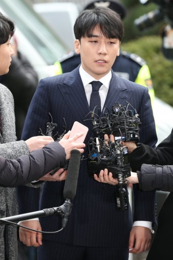 승리 경찰 출석 “피해·상처 받은신 모든 분께 사죄…진실된 답변 할 것”