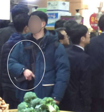 野 “민생시찰 현장에… 과잉경호 섬뜩”, 靑 “과거정부도 똑같이 한 정상적 경호”