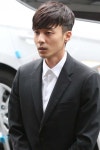 경찰 출석 로이킴, 얼굴은 ‘수척’ 머리는 ‘단정’…긴장한 모습 역력