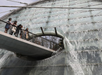 낮엔 수은주 쑥… “물이 반가워요”