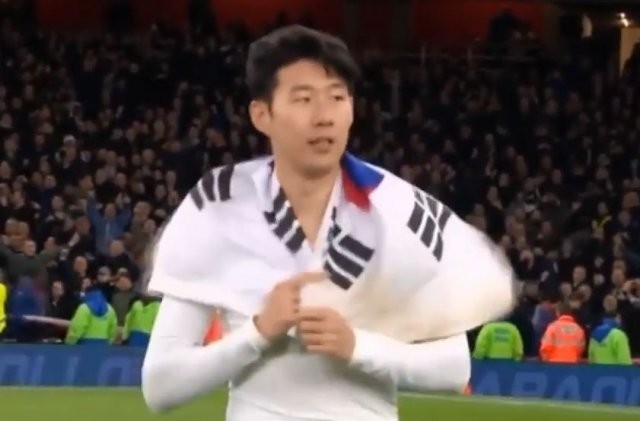 토트넘 주장 손흥민, 동료들과 함께 귀국...태극기 들고 인천공항 입국