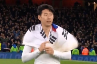 토트넘 주장 손흥민, 동료들과 함께 귀국...태극기 들고 인천공항 입국