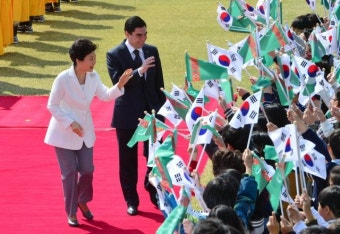 [청계천 옆 사진관]‘하얀 물결’ 투르크메니스탄 아시가바트, 文대통령도 흰색 차량