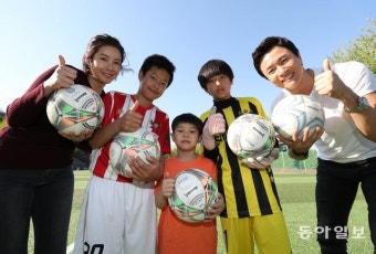 “세 아들과 남편까지 푹 빠져”…가수 김정민 씨 가족의 축구사랑