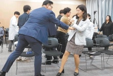 [이진한 의학전문기자의 메디컬 현장]“의료인에 대한 폭력, 스스로 대처하는 힘 배워요”