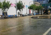 대구 죽전네거리 상수도관 파열 ‘물난리’ …“워터파크 개장” “피서 와”