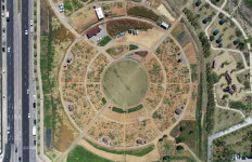 [퇴근길 한 컷] 황토밭에 옹기종기 내려앉은 초록 채소들…여긴 어디?