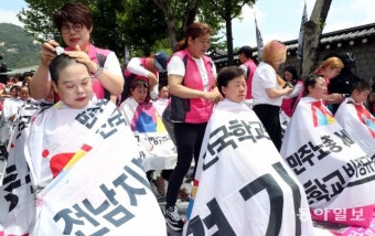 [청계천 옆 사진관]청와대 앞서 여성 100명, 집단 삭발…왜?