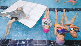 “과자 안고 생존수영 배워요”