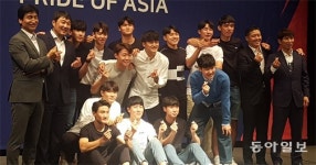 “팔이 좀 아프죠… 팬들과 셀카 찍느라고요” U-20 대표 유쾌한 격려금 전달식