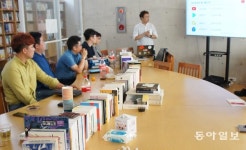 넓고 얕은 지식의 시대… 책으로 어떻게 먹고살까