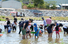 “물 맑은 괴산으로 올갱이 잡으러 오세요”