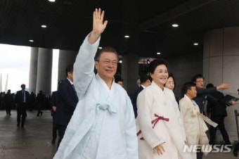 흰 두루마기 차림 文대통령 “임시정부 수립 100년” 강조