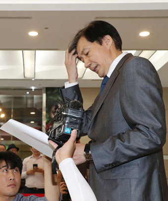 당혹스러운 靑… 내부선 “檢이 사태 키워”, 與 “압수수색 유감… 檢개혁 방해 아니길”