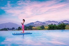 인피니티풀, 요가 수업… 소노빌리지에서 ‘늦캉스’