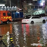 안양 인덕원역 사거리 갑자기 물바다…차량 10여대 침수