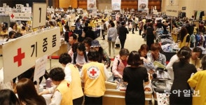 나누는 기쁨… 적십자 바자회 북적