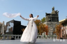 [청계천 옆 사진관]세종대왕 전통예술 경연대회 ‘나빌레라’