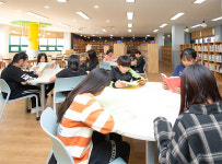 [작은 도서관에 날개를]책 빌리는 도서관에서 머물고 싶은 도서관으로