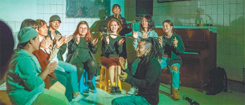 ○○장-△△탕 간판 단 공연장엔 무언가 특별함이…