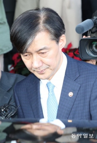 ‘감찰 무마 의혹’ 조국·유재수 동시 검찰 출석