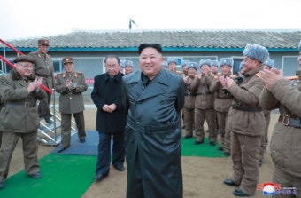 北 “김정은, 초대형 방사포 연발사격 참관…대만족 표시”