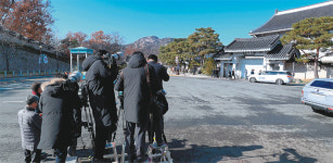 檢, 靑의 경고 다음날 압수수색… 文대통령 집무실 있을때 집행