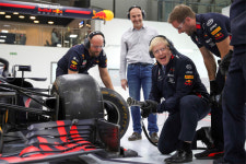‘브렉시트 유세’ 존슨 총리 “오늘은 F1 정비공 변신”