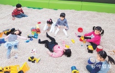 뒹굴뒹굴∼ 평화로운 아이들 세상